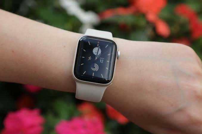 Apple Watch SE (2022 / 2e Gen) 40mm / MET OPLADER & ARMBAND, Étanche, Enlèvement ou Envoi, Apple Watch, IOS