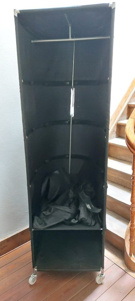 Originele, zwarte Ikea PS vintage design kleerkast op wielen, Tijdloos, flexibel, compact, gereedschapsloos design, Avec tablette(s)