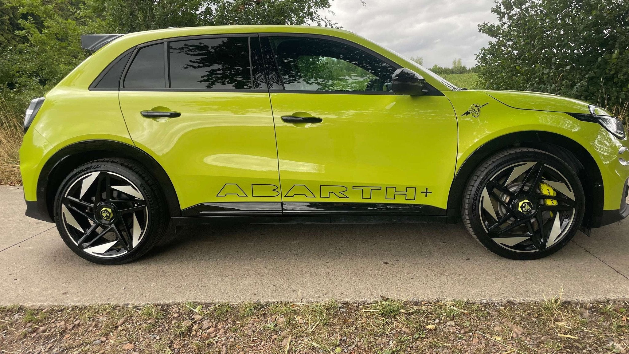 Abarth 600e e-600 54 kWh Scorpionissima Full Options, pack s, Auto's, 281 pk, Gebruikt, Zwart, https://public.car-pass.be/vhr/9e9f83e4-dd9a-4678-836e-004303f5f396