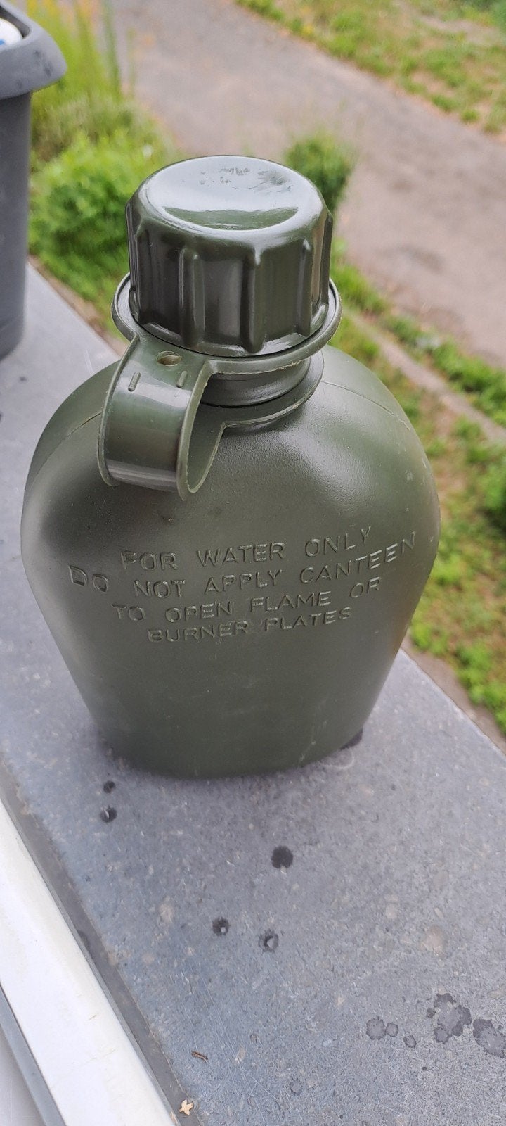 Gourde militaire original 1L neuf a saisir ️↙️, Enlèvement, Armée de terre, Vêtements ou Chaussures