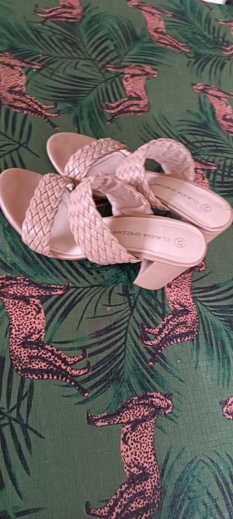Mules beiges, Enlèvement, Beige