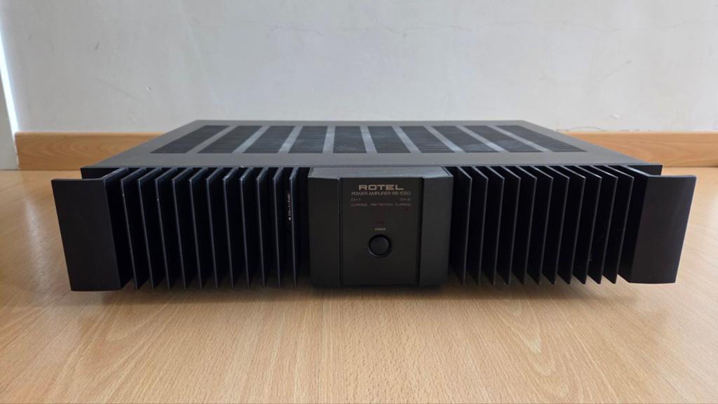 Rotel RB-1050 versterker, Gebruikt, 60 tot 120 watt, Stereo, Ophalen