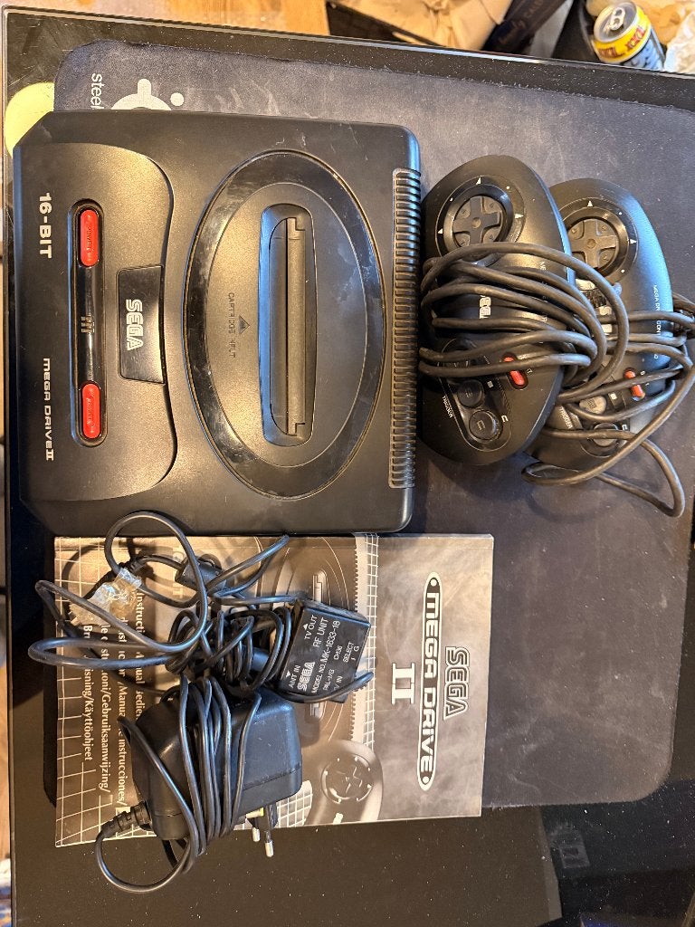 Sega Mega Drive II console met 2 controllers en kabels, Consoles de jeu & Jeux vidéo, Enlèvement ou Envoi, Utilisé, Avec 2 manettes