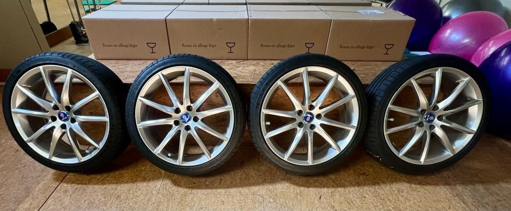 Jantes d'origine de 19 pouces avec pneus à vendre., Autos : Pièces & Accessoires, Pneus et Jantes, 245 mm, Véhicule de tourisme