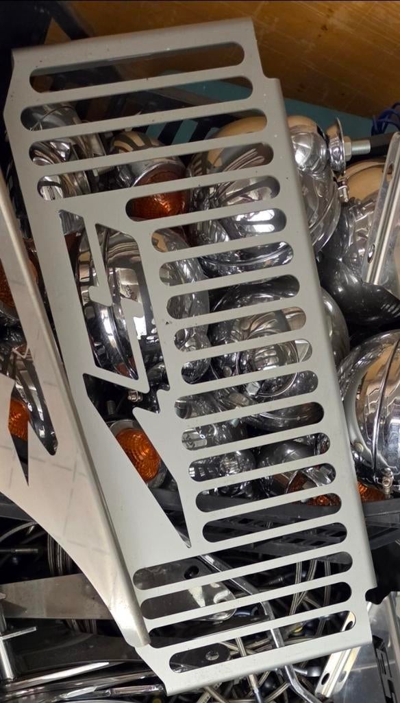 Cache radiateur Suzuki SV, Enlèvement