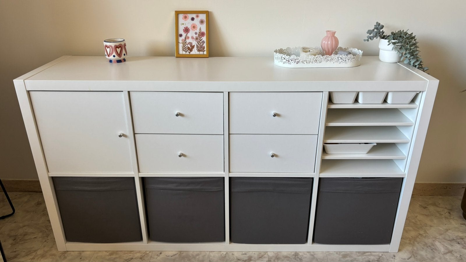 IKEA KALLAX Kast Wit met Deurtje, Lades, Inzetvak & Manden, Huis en Inrichting, Ophalen, Zo goed als nieuw