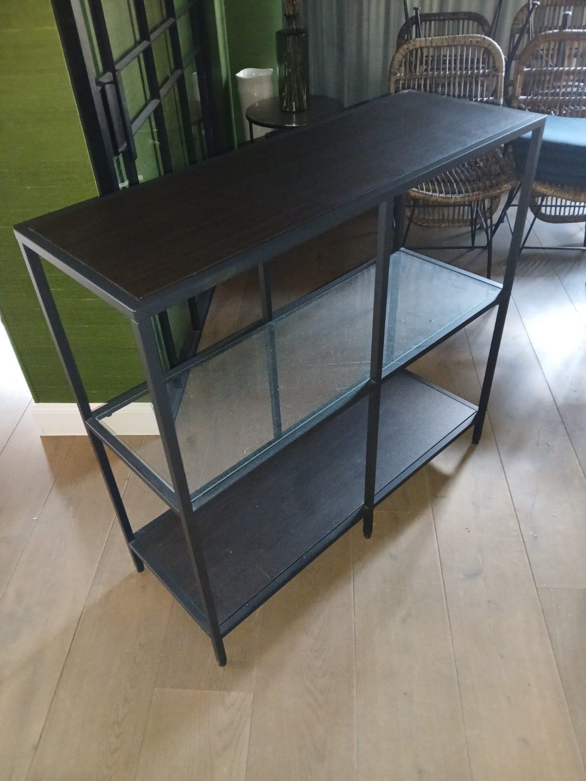 Zwart metalen rekje (IKEA), Ophalen