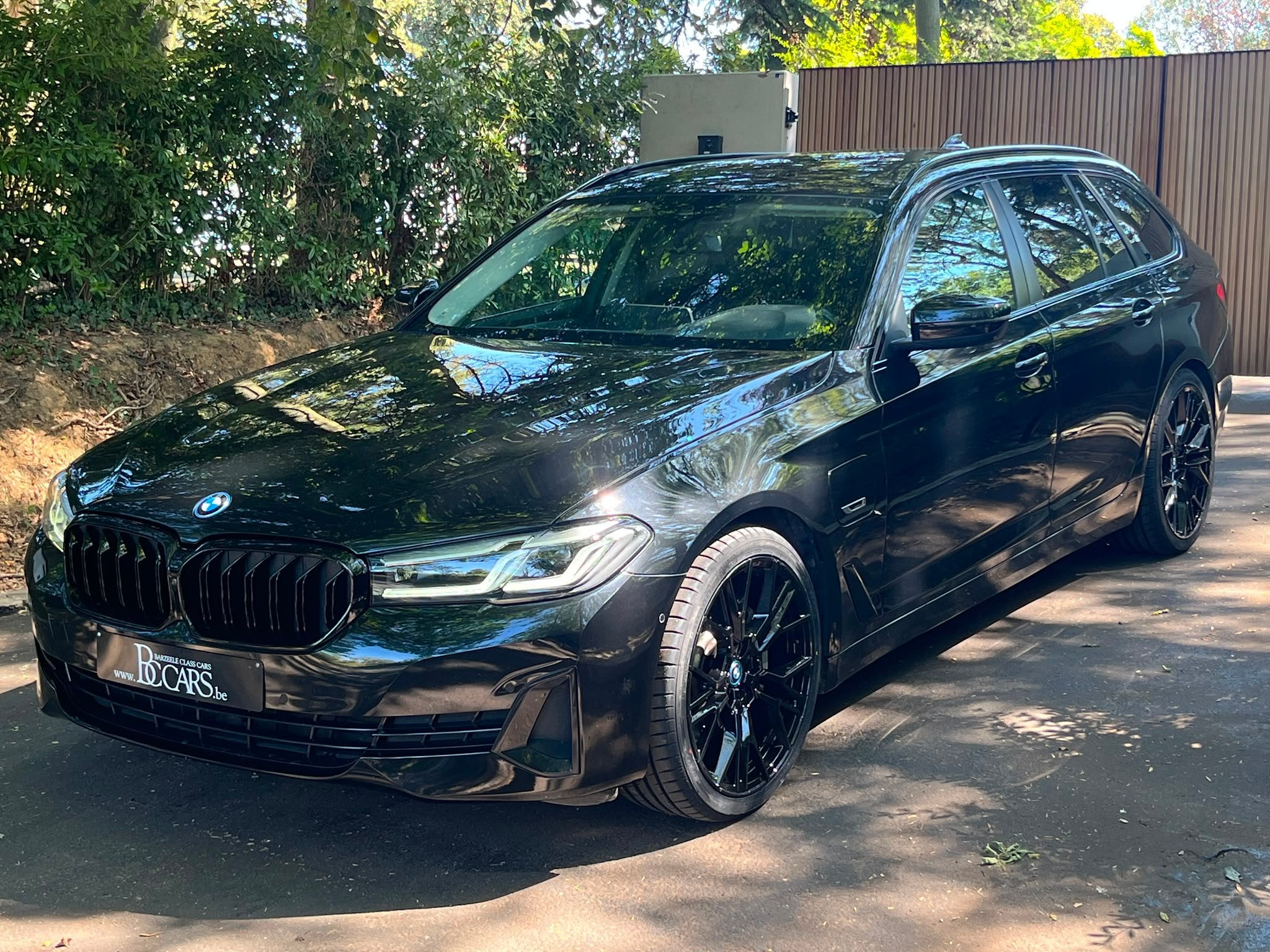 BMW 530 e Xdrive-Laser-Cockpit Pro-HK Sound-360cam-20", Automaat, 4 cilinders, Zwart, Leder