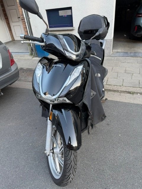 scooter honda SH 350, Motoren, Scooter, Gebruikt, Particulier, Minimaal motorrijbewijs A2