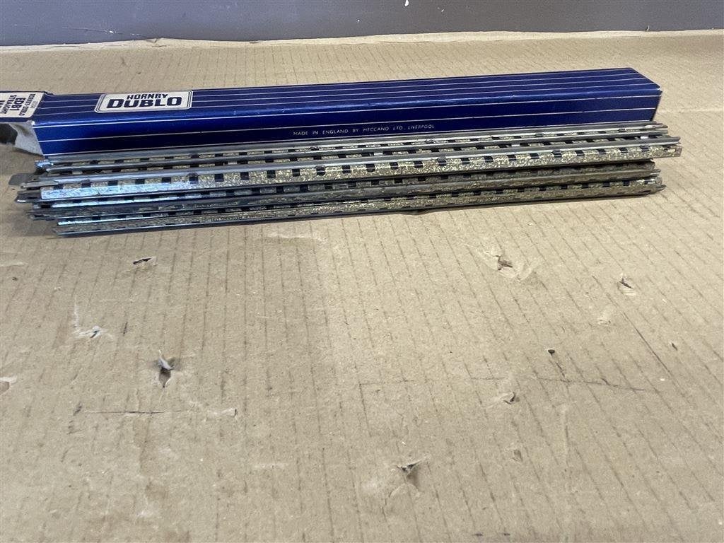 Trein rails - Hornby Dublo doos met drie spoor delen, Hobby en Vrije tijd, Modelbouw | Overige, Ophalen of Verzenden, Zo goed als nieuw