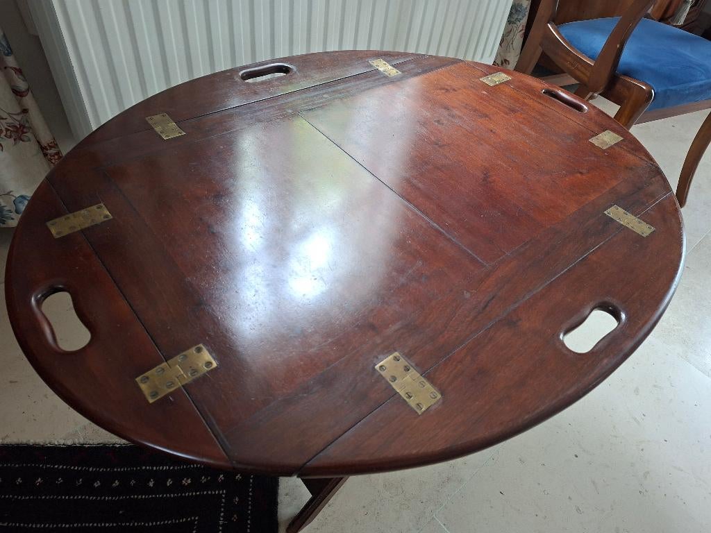 Table basse en acajou, Enlèvement