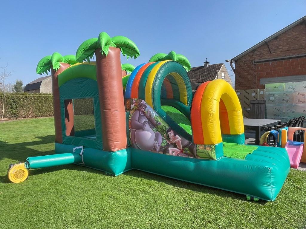 TE HUUR Springkasteel Jungle Book met valnet en glijbaan, Hobby en Vrije tijd, Feestartikelen | Verhuur, Zo goed als nieuw, Ophalen