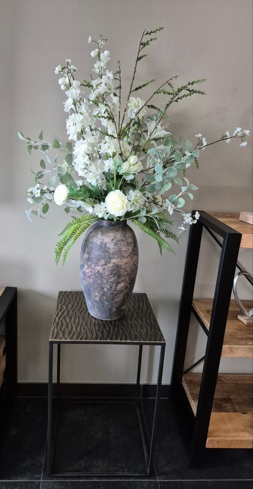Tafel met vaas en zijden bloemen, Ophalen, Zo goed als nieuw