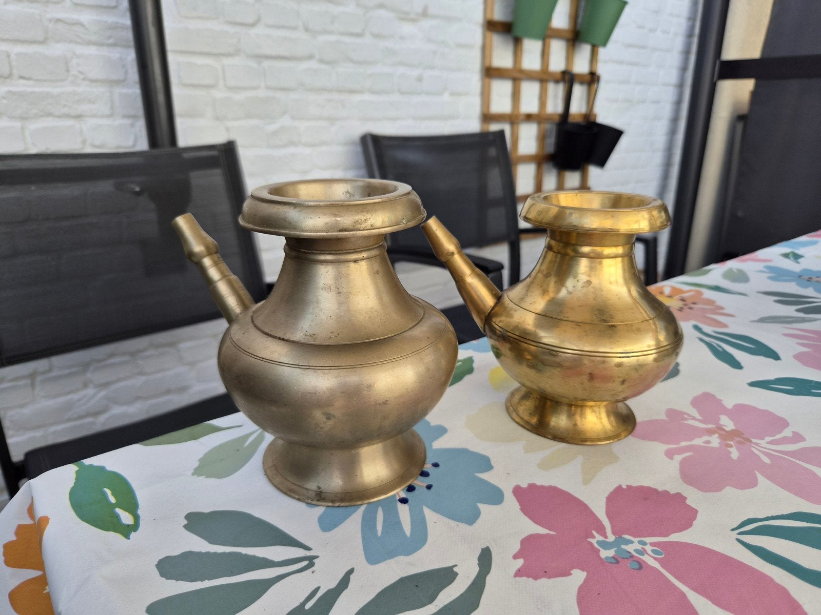 Set van 2 antieke Nepalese Messing Karuwa kannen, Antiek en Kunst, Antiek | Brons en Koper, Ophalen