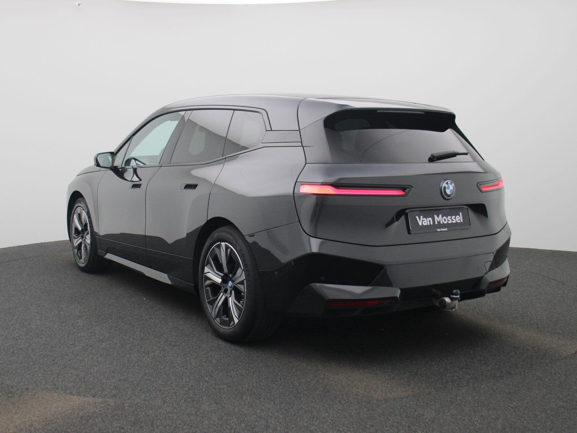 BMW iX xDrive40 SOH 96% | PANO | 360° CAM | LEDER | H&K Sou, Auto's, BMW, Automaat, Stof, Gebruikt, 2365 kg