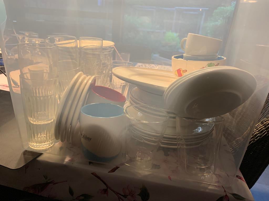 Box met glazen en bordjes, Ophalen, Nieuw