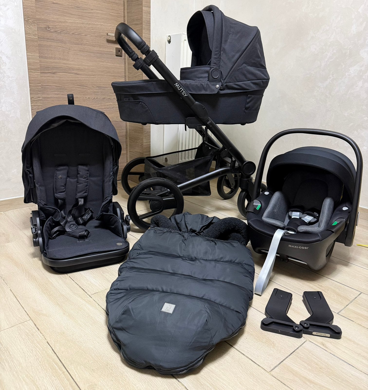 Mutsy Nio Black/Black kinderwagen 3-in-1 Complete Set, Babygeluk, Ophalen of Verzenden, Zo goed als nieuw, W