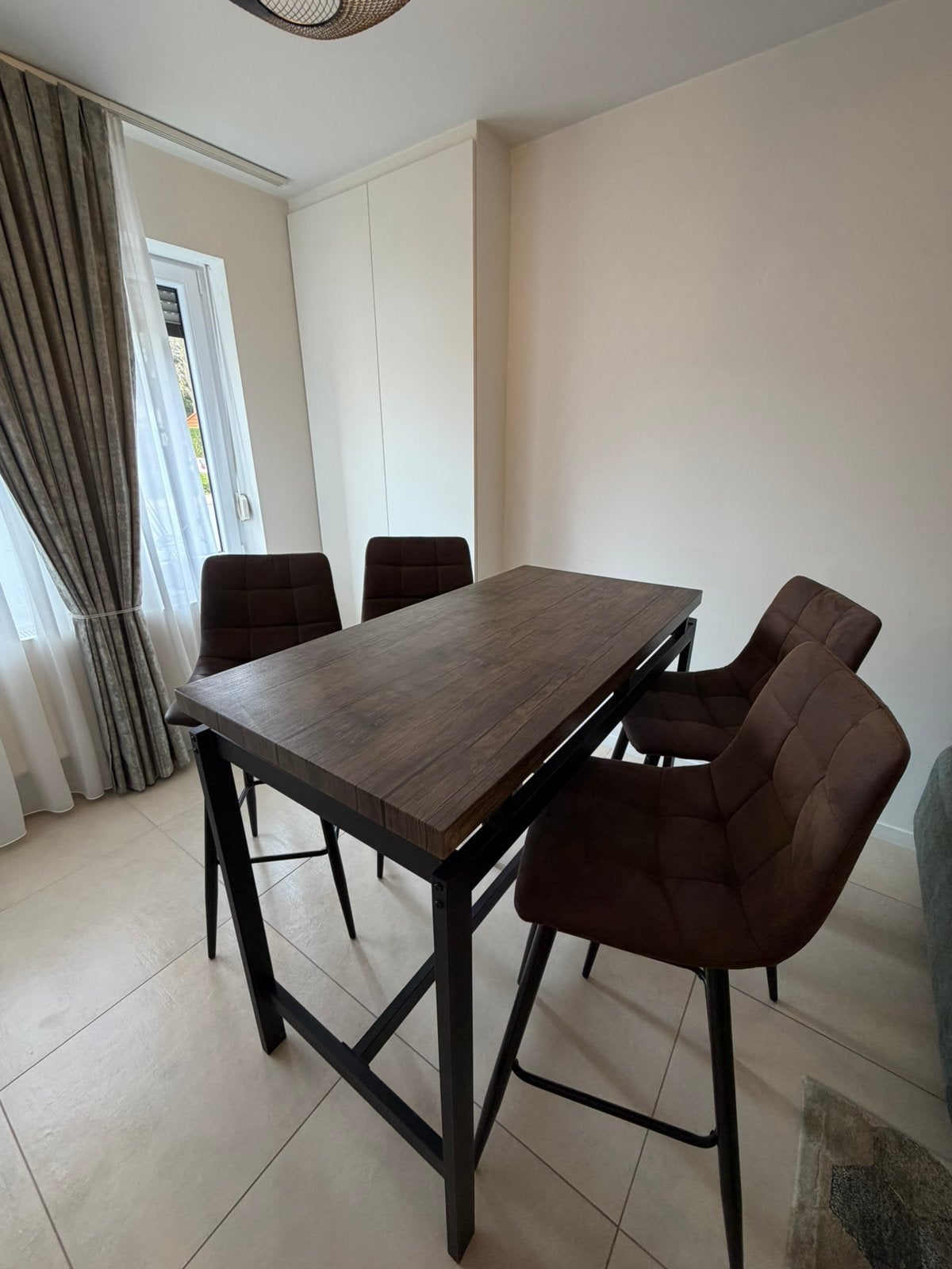 Keukentafel met 4 barkrukken, Huis en Inrichting, Ophalen, Zo goed als nieuw