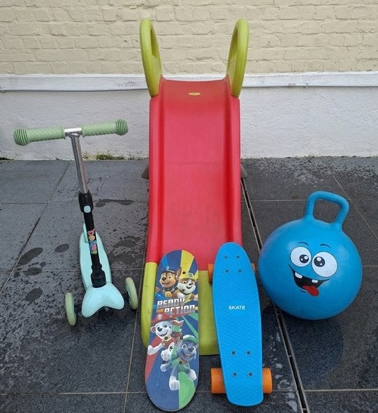 Pakket buitenspeelgoed: Smoby glijbaan, step & skateboards, Kinderen en Baby's, Ophalen, Gebruikt, Glijbaan