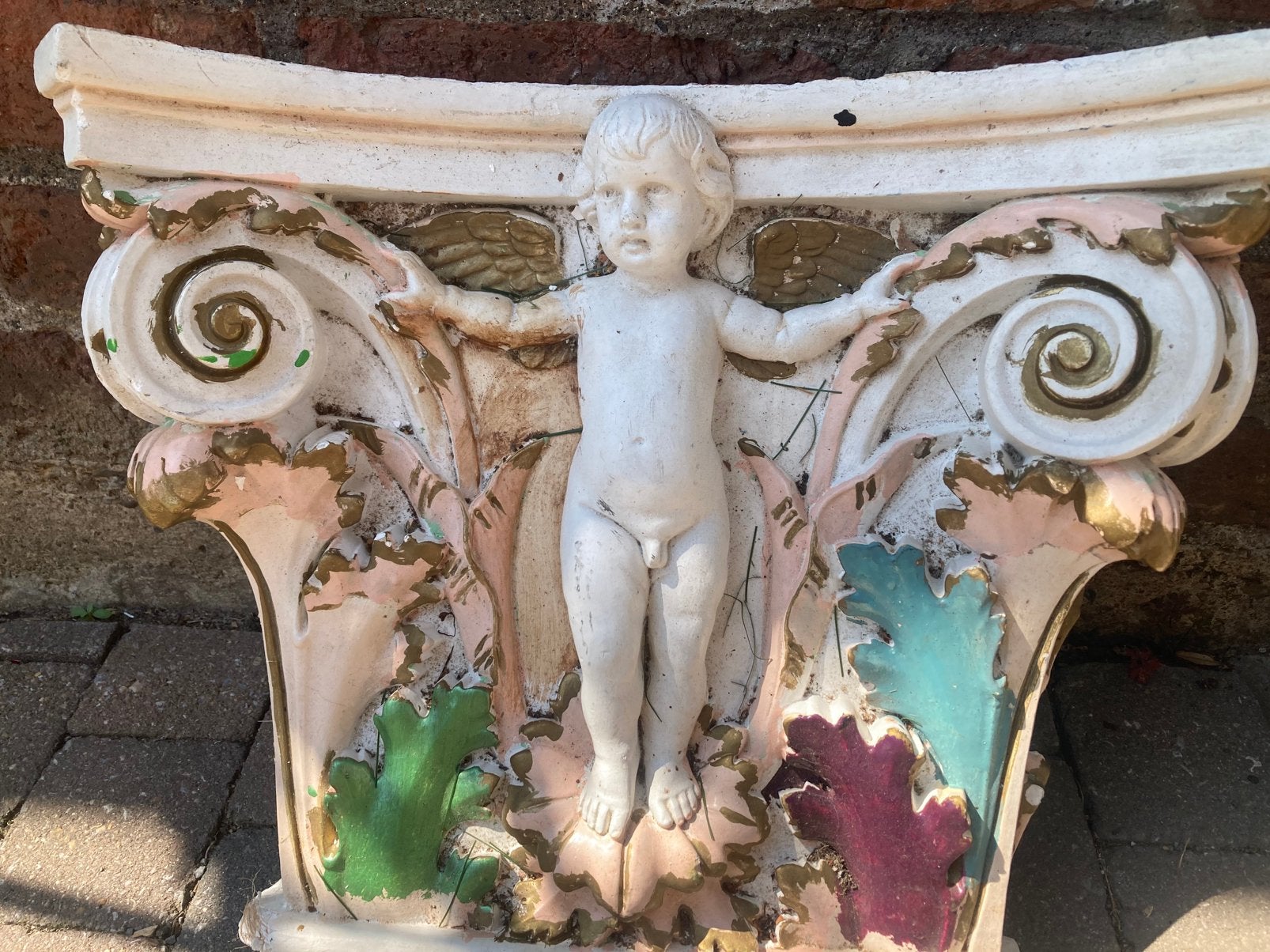 Fronton décoratif en plâtre, Enlèvement