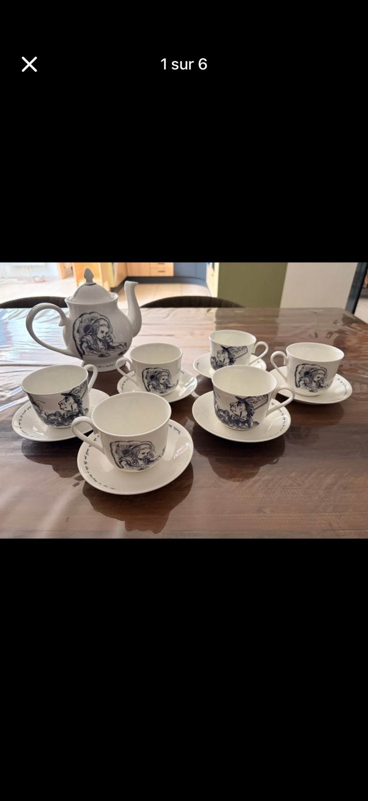Service à thé Alice au pays des merveilles en porcelaine, Enlèvement