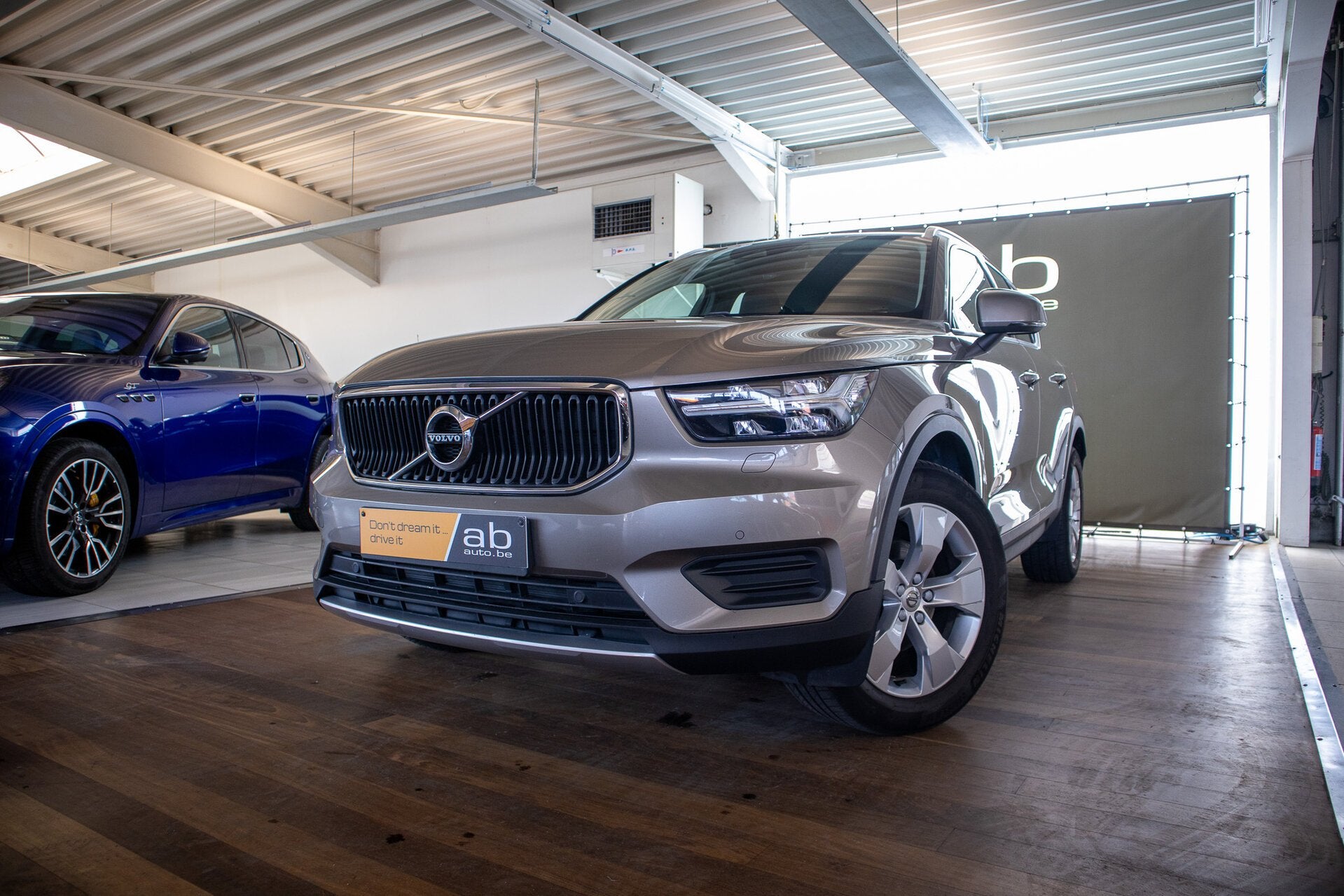 Volvo XC40 T2, HARMAN/KARDON, CAMERA, LED, APPLE/ANDROID, Z, 4 deurs, 0 kg, https://public.car-pass.be/vhr/c4ae4db3-662f-4215-8ef2-0461f4d682e3
