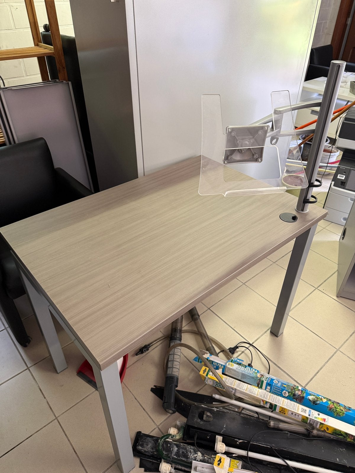 Bureau met monitorarm – VESA, Maison & Meubles, Bureaux, Bureau d'ordinateur, Avec support écran, Comme neuf, Plastique
