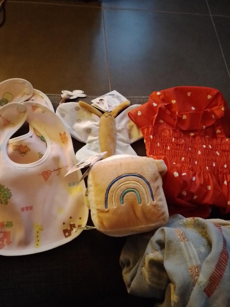 Babyspeelgoed slabben kleedje hoedje nieuw, Enlèvement ou Envoi, Neuf