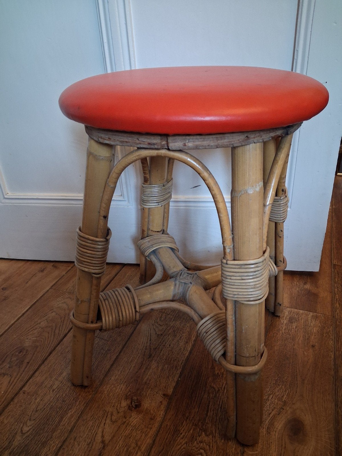 Zeer mooie kleine vintage kruk van bamboe en rieten., Ophalen