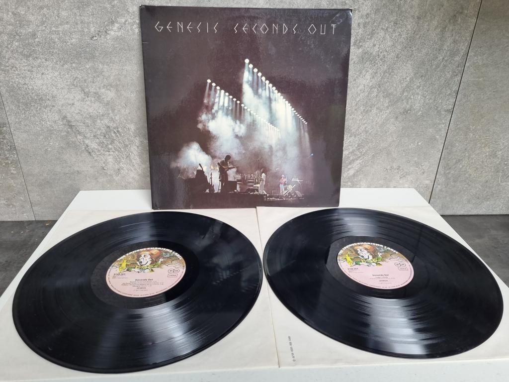 Genesis Seconds Out, Enlèvement ou Envoi