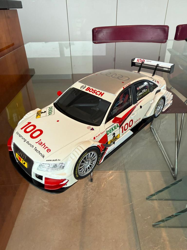 1/18 de l'Audi A4 DTM 2009 n2 Tom Kristensen Audi Team Abt, Enlèvement ou Envoi, Comme neuf, Voiture, Autres marques