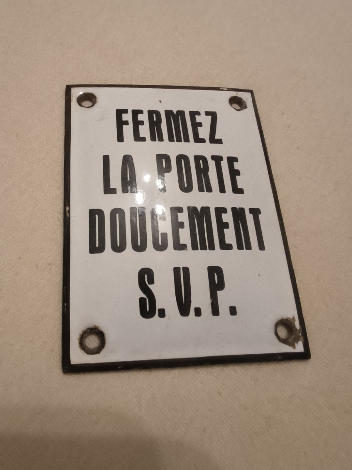 ancienne plaque émaillée fermer la porte doucement, Antiquités & Art, Enlèvement ou Envoi