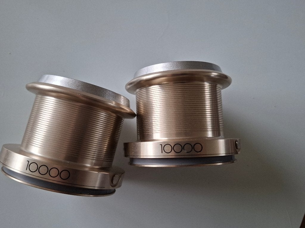 2 reservespoelen SHIMANO 10000, Enlèvement, Neuf, Moulinet