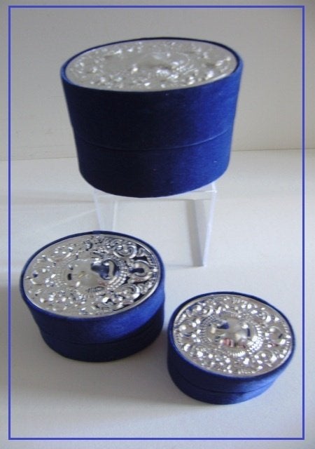 3 Ringen & Juwelen doosjes , zilverkleurig metaal & fluweel, Handtassen en Accessoires, Ringen, Nieuw, Dame, Blauw, Ophalen