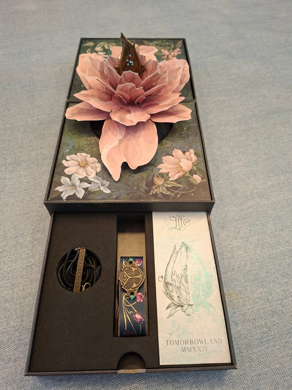 Coffret au trésor Tomorrowland 2024 — LIFE Weekend 1, termin, Enlèvement ou Envoi, Comme neuf