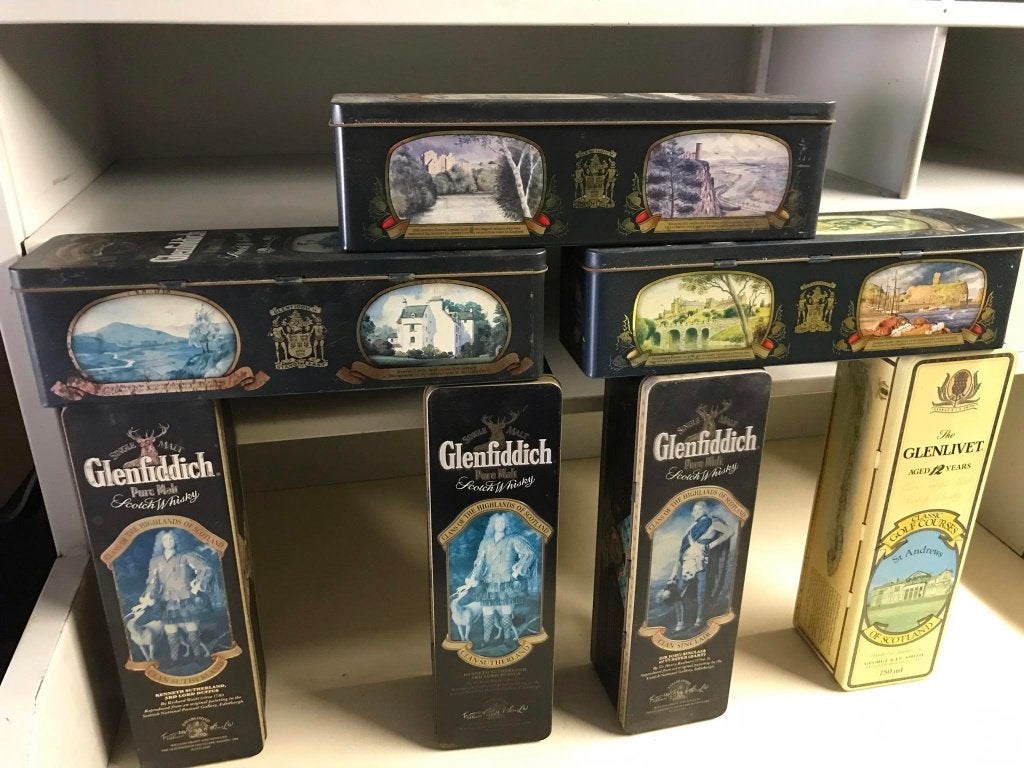 Verzameling 24 vintage blikken dozen van whisky en bier, Verzamelen, Ophalen, Gebruikt