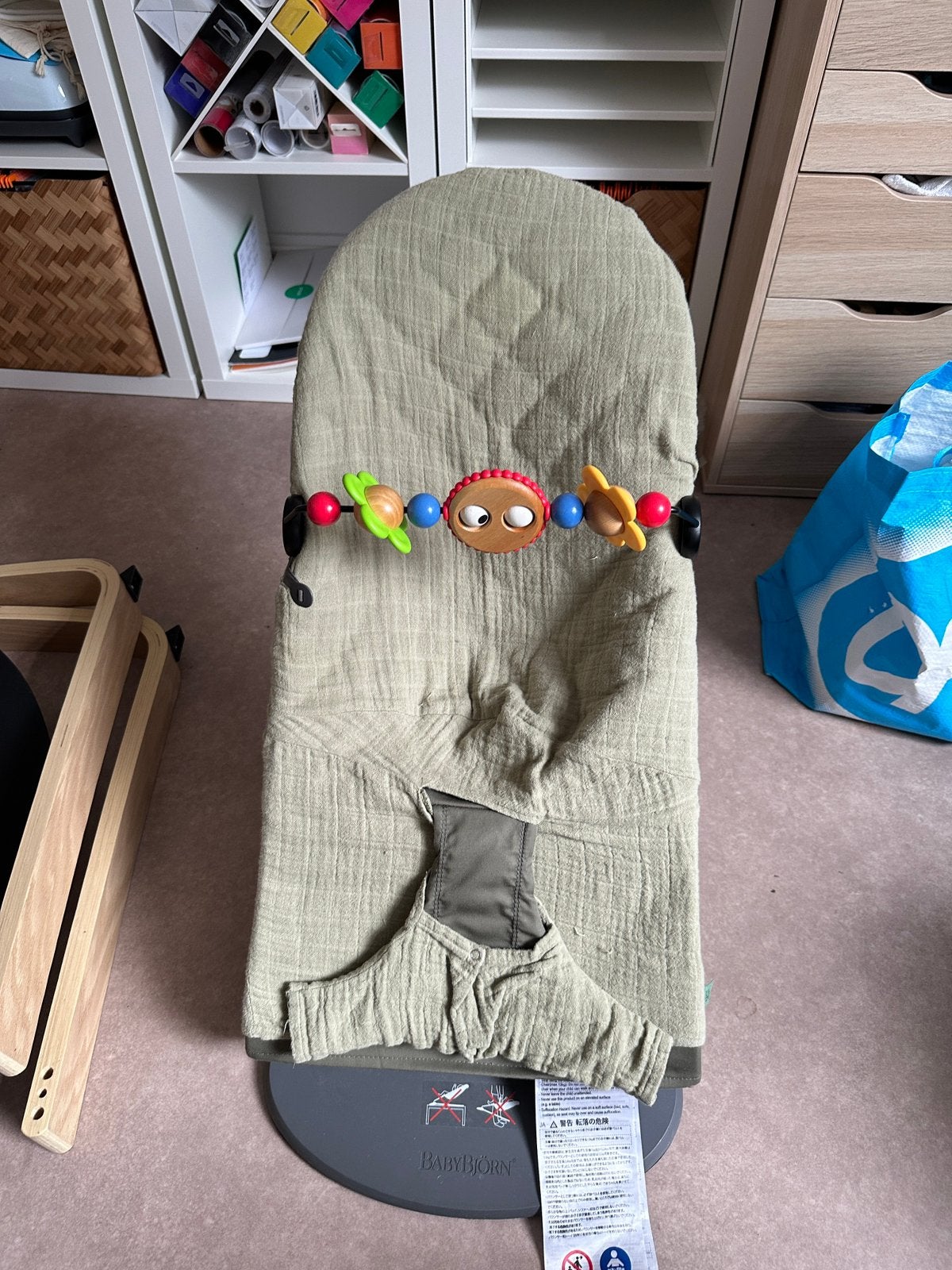 Babybjorn groen met hoes en speelgoedje, Enfants & Bébés, Relax bébé, Autres marques, Comme neuf, Enlèvement, Réglable