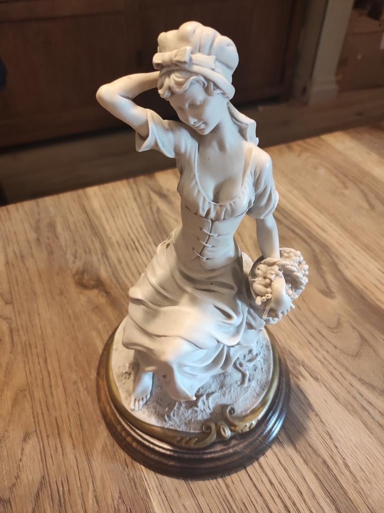 Zeldzaam klassiek porseleinen beeldje – dame met druiventros, Ophalen of Verzenden