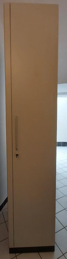 Hoge witte smalle kast -zijkant voor sleutels / werkgerief, Ophalen, Zo goed als nieuw, Modern met wasbare panelen