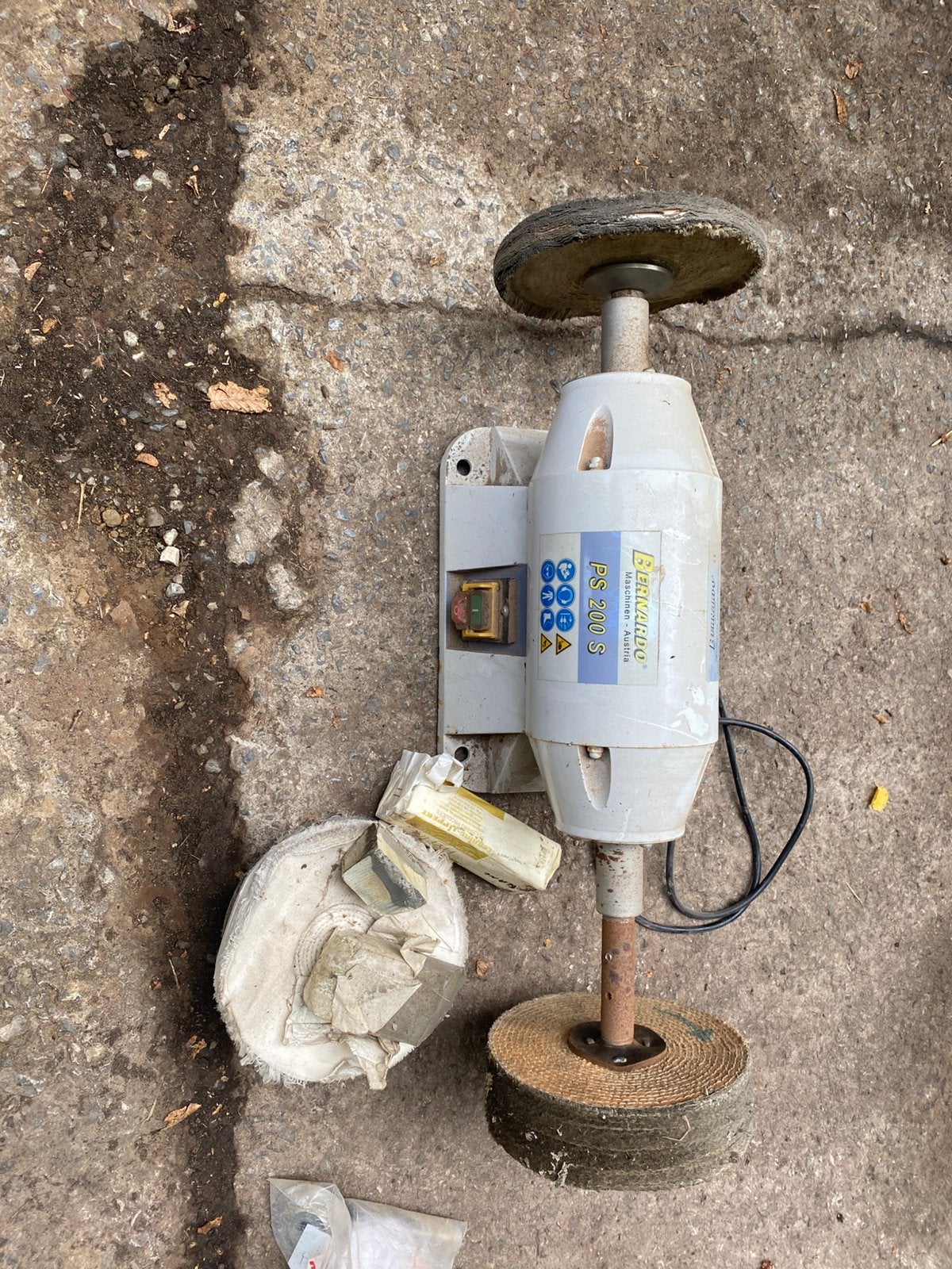Machine pour affuter les râpes, Enlèvement
