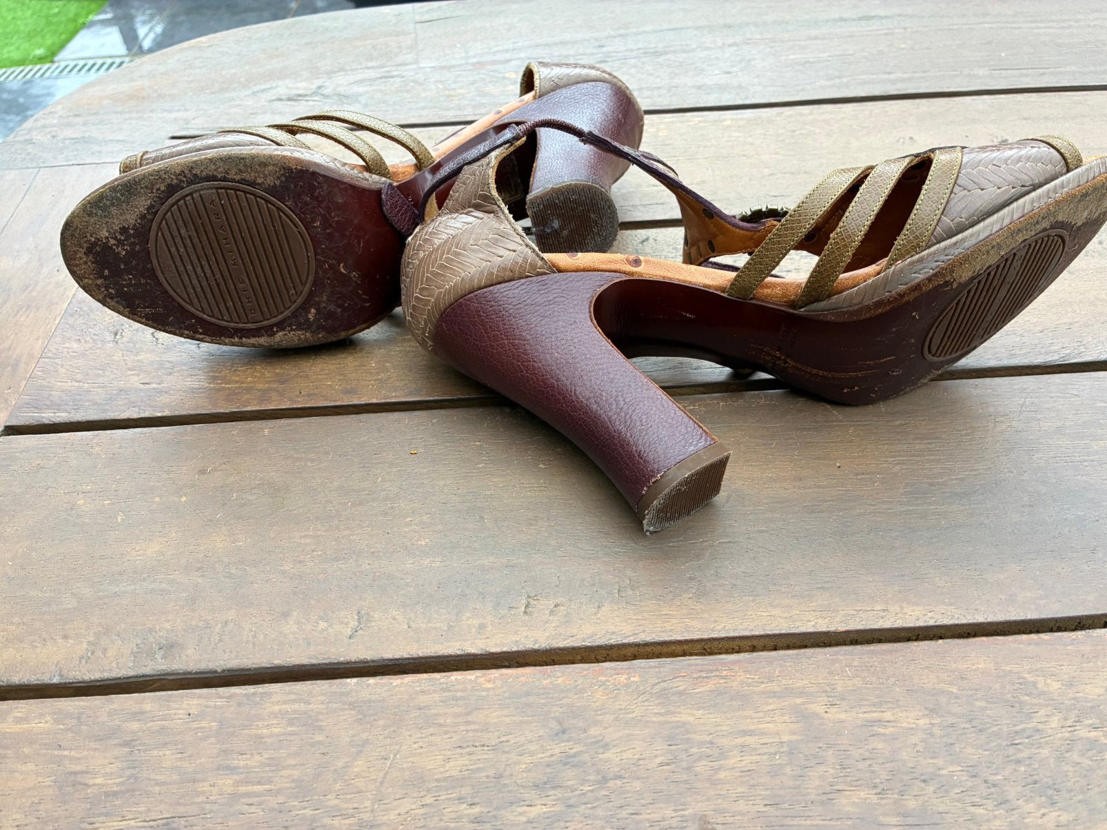 Zeer stijlvolle pump van Chie Mihara maat 40, Kleding | Dames, Ophalen, Pumps, Overige kleuren, Gedragen