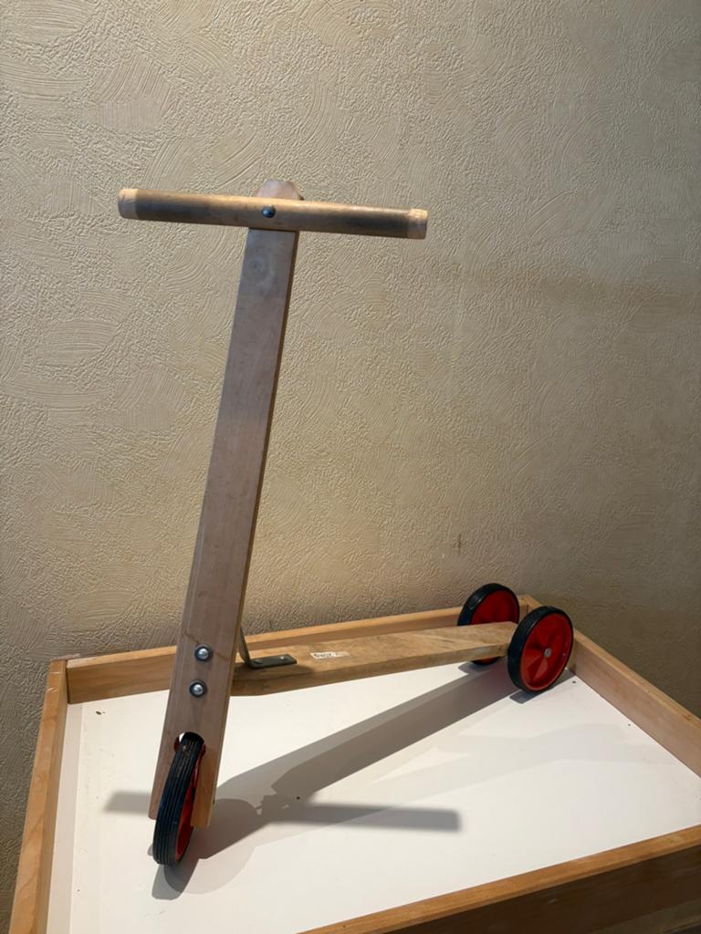 Een kleine houten step met rode wielen, Antiek en Kunst, Ophalen