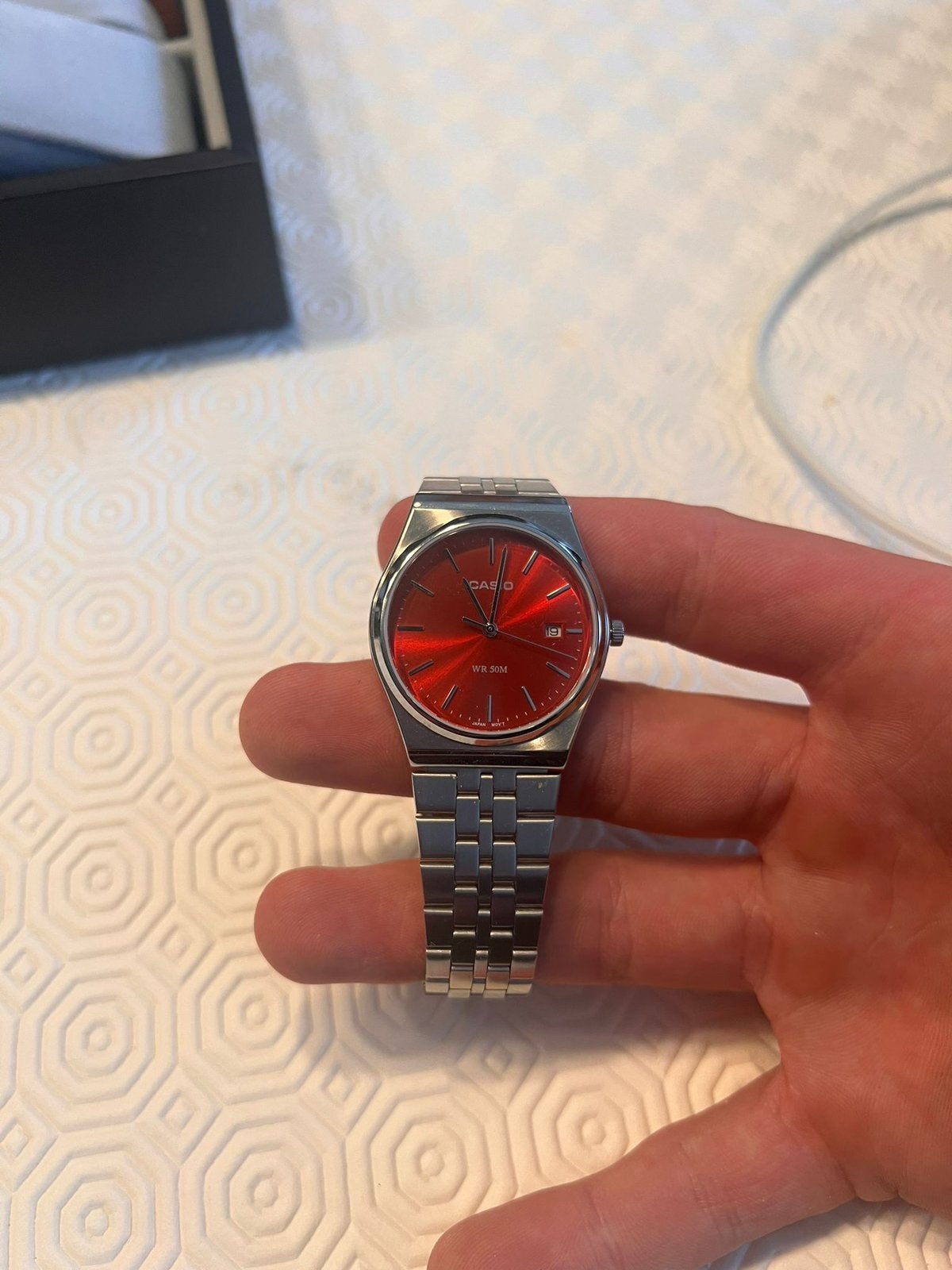 Cadran rouge Casio Vintage — Montre en acier, Enlèvement ou Envoi, Comme neuf