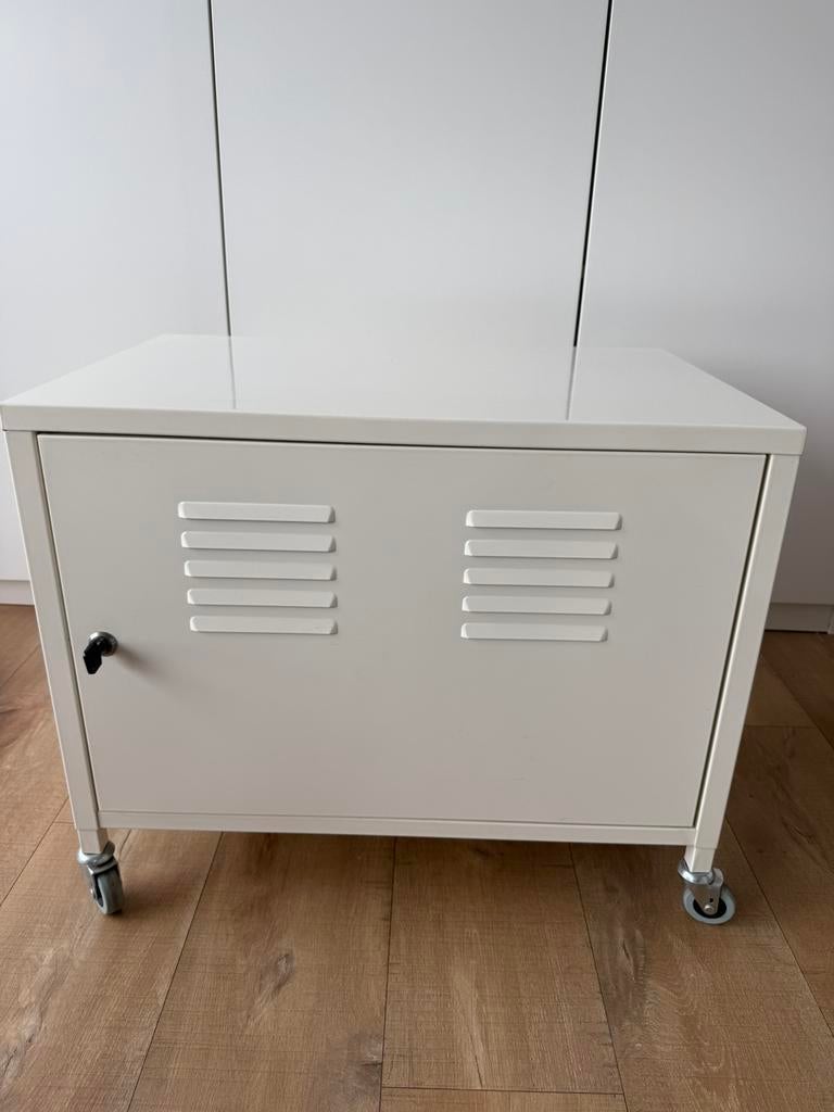 Wit, metalen kast van Ikea, Enlèvement, Comme neuf
