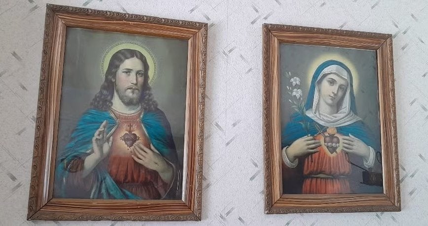 Religieuze afbeeldingen in kader, Ophalen
