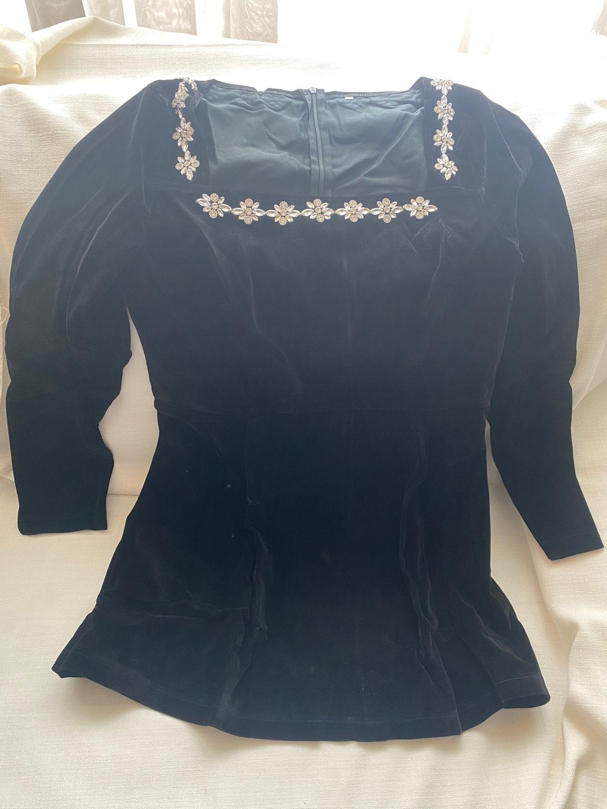 Zwart fluwelen jurkje met strass details, Neuf, Enlèvement ou Envoi, Taille 36 (S), Manches longues