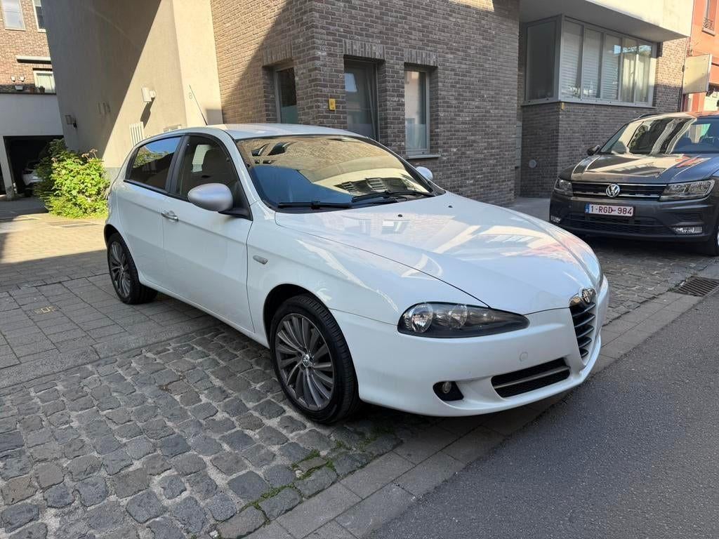 ALFA ROMEO 147 / 1.6 BENZINE / AIRCO / LEZ OK / GEKEURD V V, Auto's, Alfa Romeo, 4 cilinders, 1600 cc, Wit, Leder