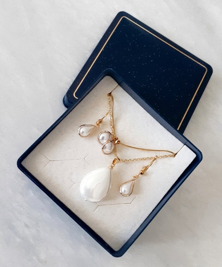 Juwelenset goud met witte parel, Handtassen en Accessoires, Met hanger, Overige materialen, Nieuw, Ophalen of Verzenden