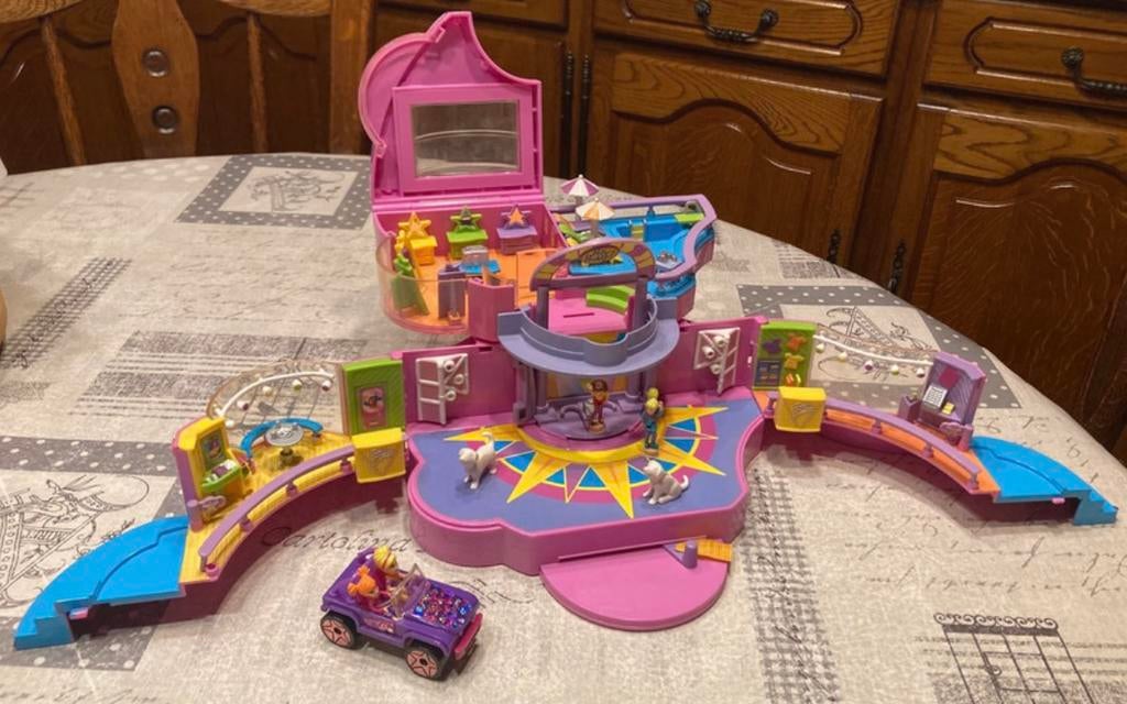 Polly Pocket huis/complex,4 popjes,2 hondjes,1 autootje., Ophalen of Verzenden, Gebruikt