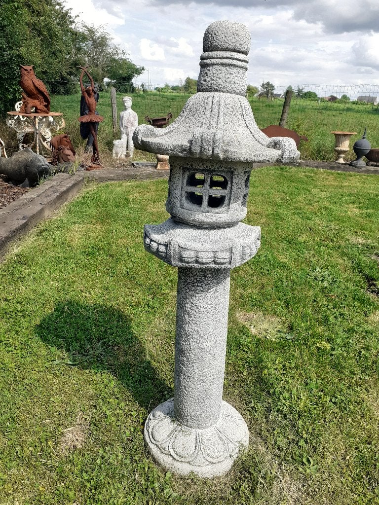 Pagode, lantaarn in gepatineerde steen (hoogte 1,08 m), Ophalen, Nieuw